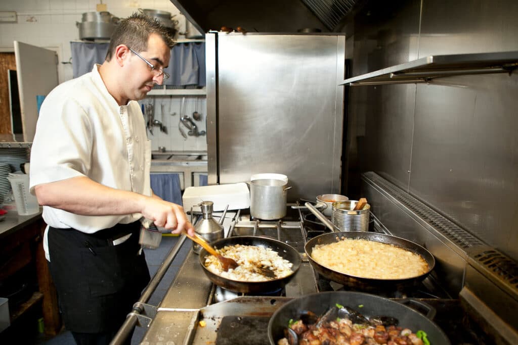 chef cocinando platos a la brasa en la cocina del restaurante la brasa grillada